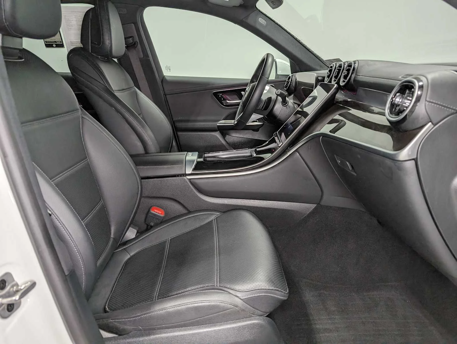 Used 2024 Polar White Mercedes-Benz GLC 300 image 37