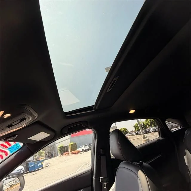 Used 2025 White INFINITI LUXE image 29