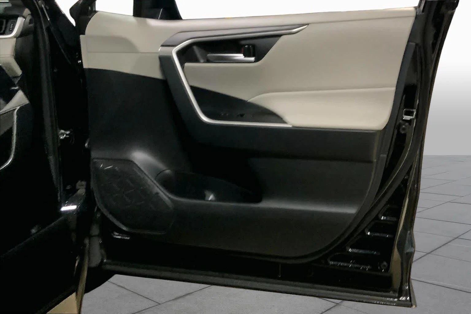 Used 2025 Midnight Black Metallic Toyota Hybrid XLE image 23