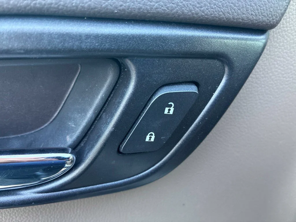 Used 2018 SUMMIT WHITE Chevrolet LS image 8