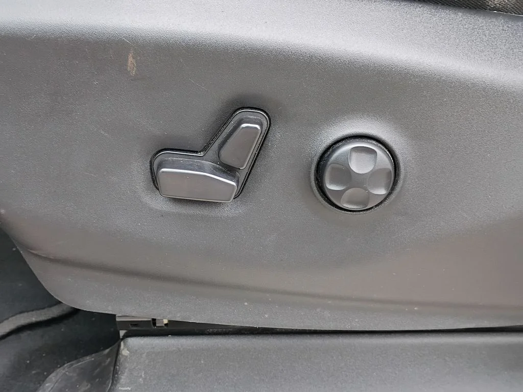 Used 2024 Silver Mist Clearcoat Chrysler LX image 21