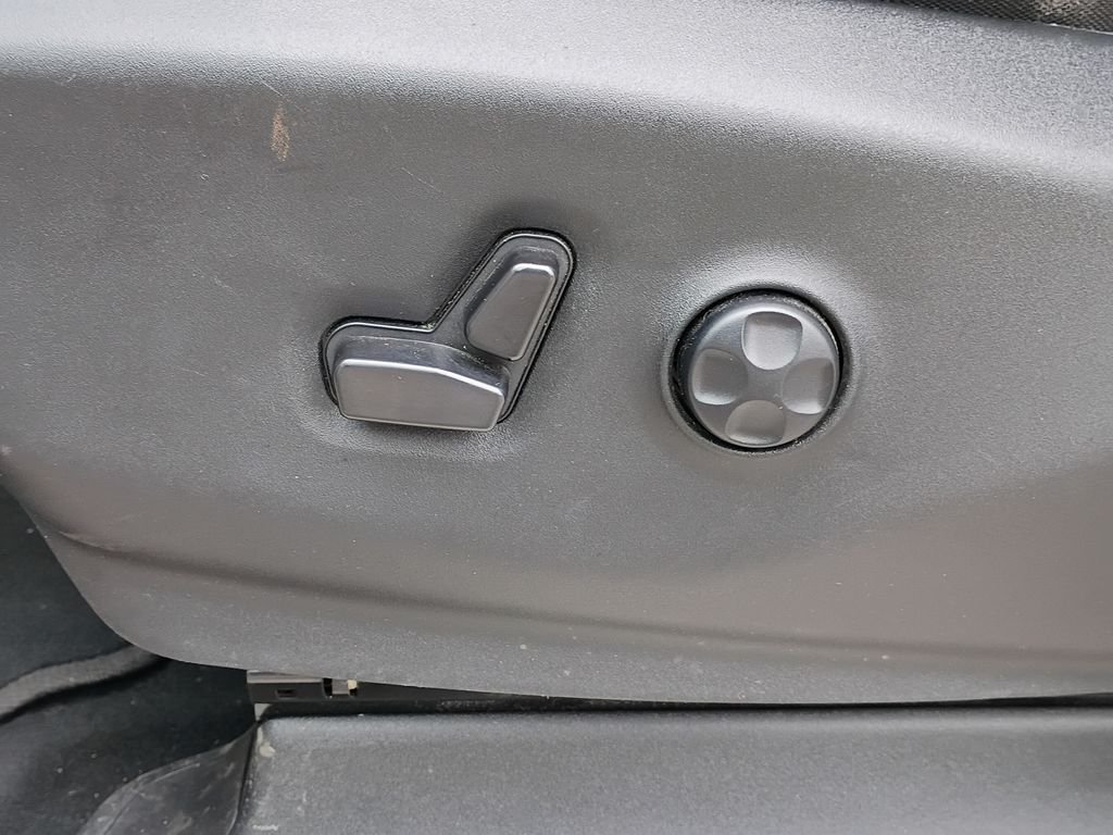 Used 2024 Silver Mist Clearcoat Chrysler LX image 21