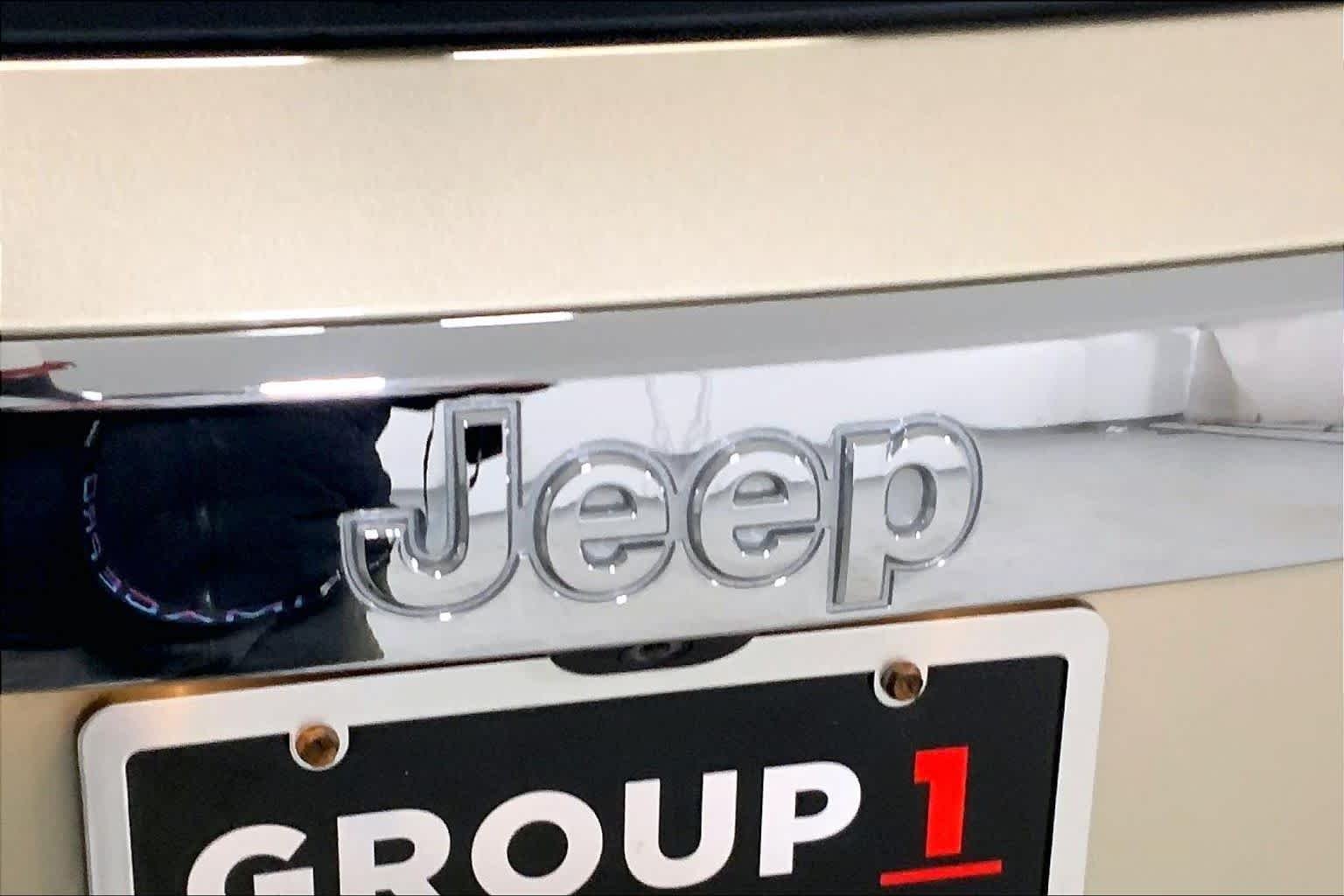 Used 2011 White Gold Jeep Overland Summit image 29