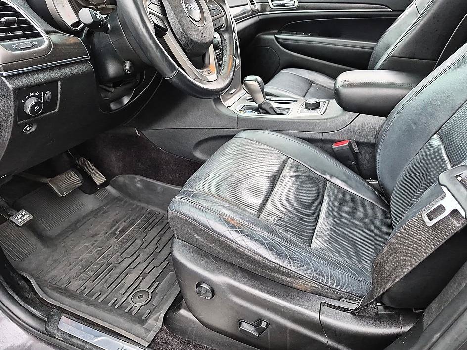 Used 2018 Granite Crystal Metallic Clearcoat Jeep Limited image 14