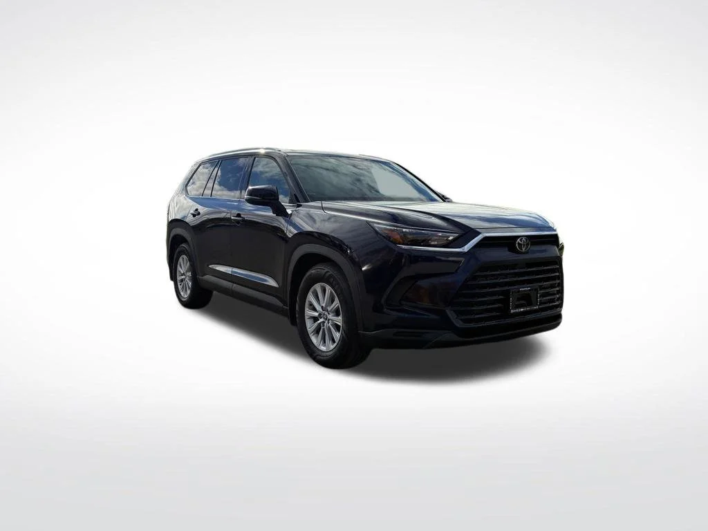 Used 2025  Toyota XLE image 8