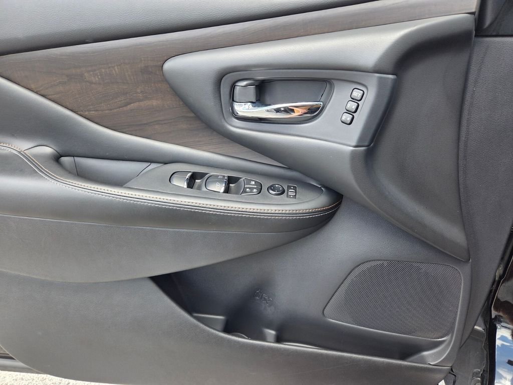 Used 2022 Black Nissan Platinum image 22