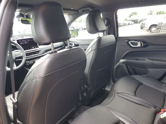 New 2026 Diamond Black Crystal Pearl-Coat Exterior Paint Jeep Latitude image 9