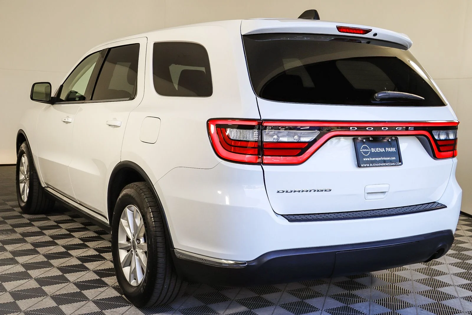 Used 2019 White Dodge SXT image 6