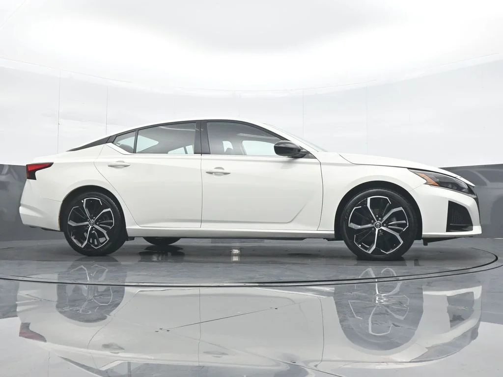 Used 2025 White Nissan 2.5 SR image 32