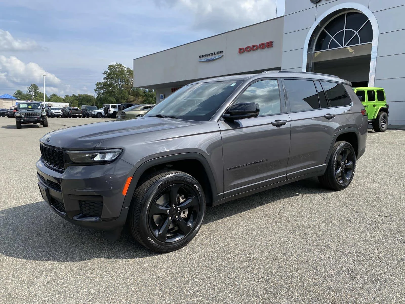 Used 2023 Baltic Gray Metallic Clearcoat Jeep Altitude image 9