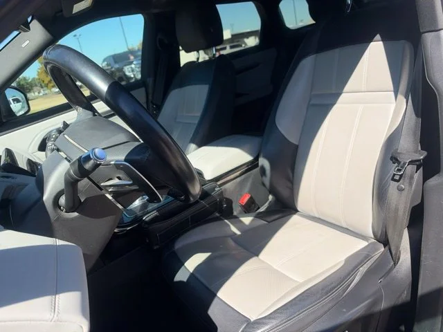 Used 2022 White Land Rover R-Dynamic SE image 17