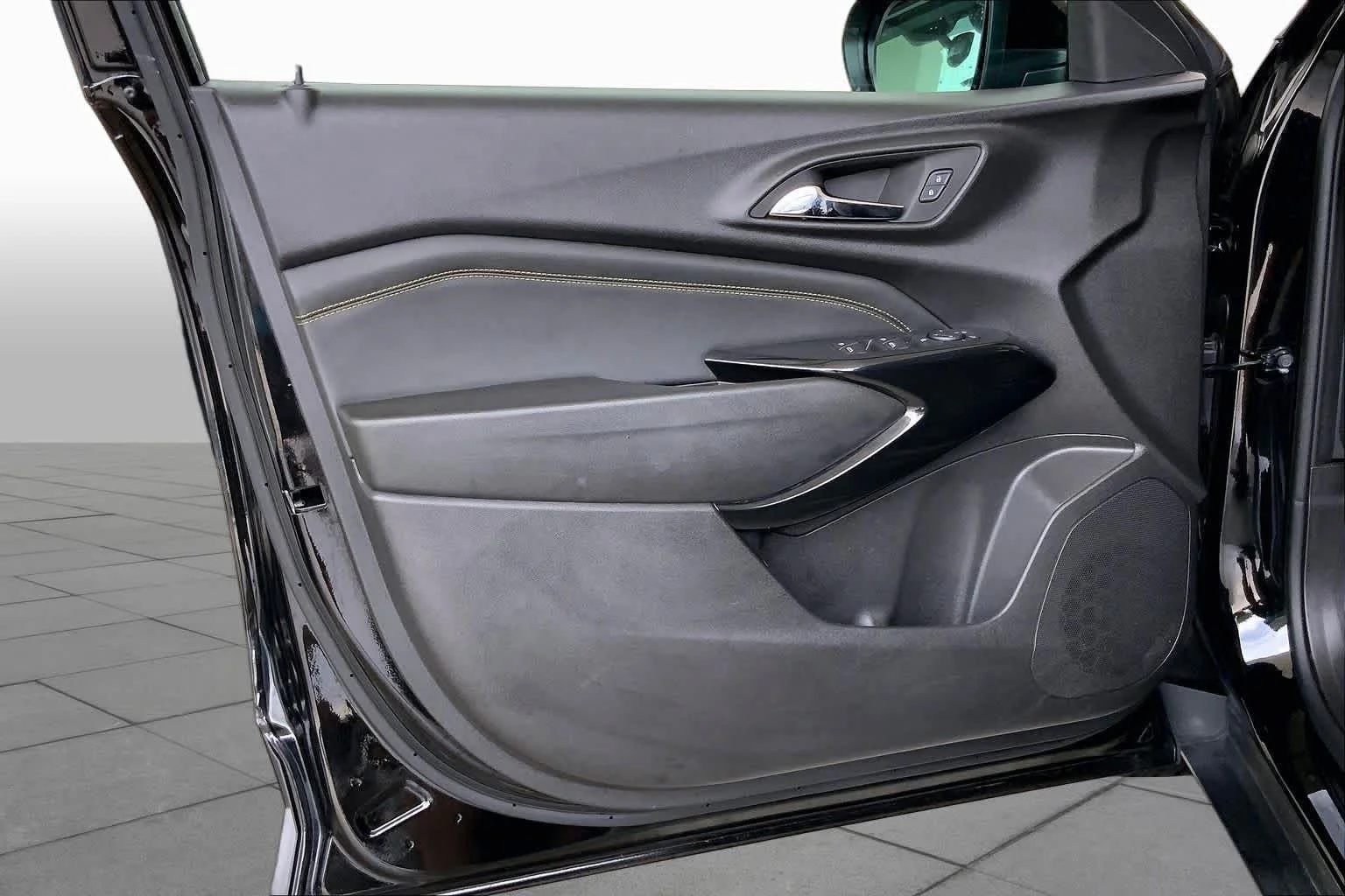 Used 2025 Mosaic Black Metallic Chevrolet LT image 22