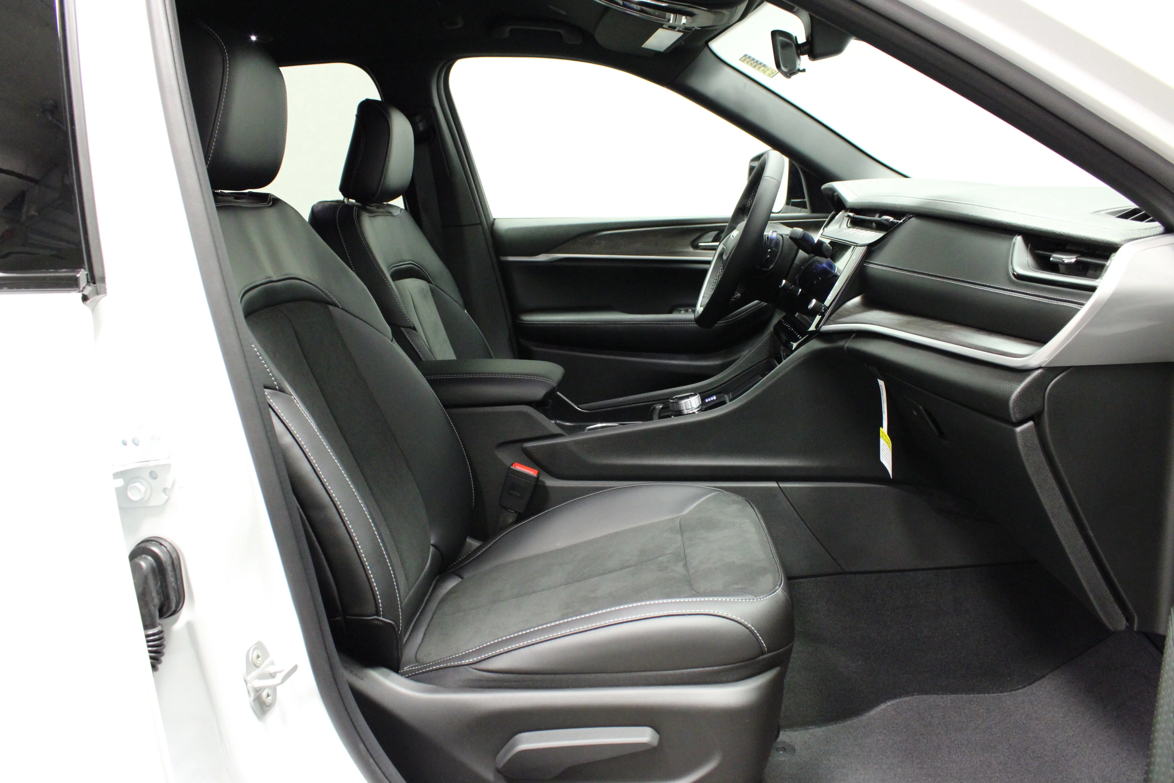 New 2026 Bright White Clearcoat Jeep Laredo Altitude image 14