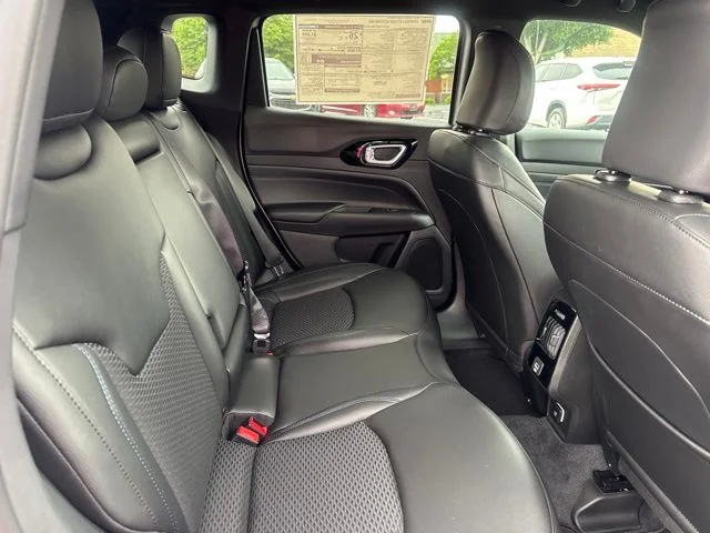 New 2026 Silver Zynith Metallic Clearcoat Jeep Latitude image 11