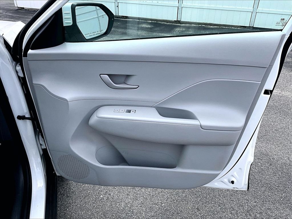 Used 2025 White Hyundai SEL image 12