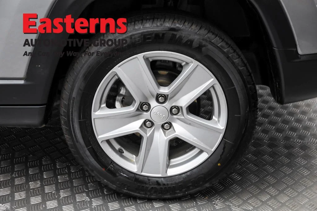 Used 2022 Silver Jeep Latitude image 8
