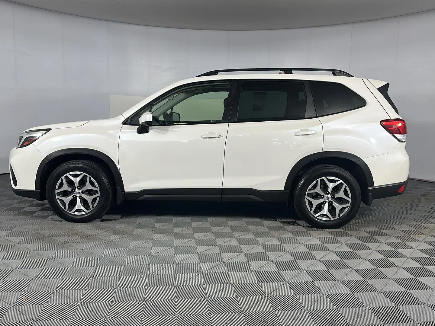 Used 2020 Crystal White Pearl Subaru Premium image 4