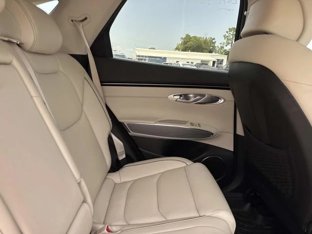 Used 2024 White Genesis 2.5T image 15