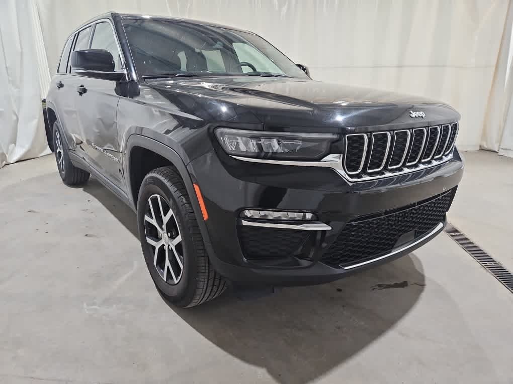 Used 2024 Diamond Black Jeep Limited image 3