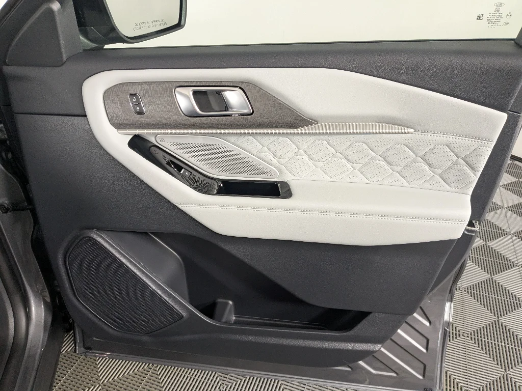 New 2026 CARBONIZED GRAY METALLIC Ford Platinum image 17