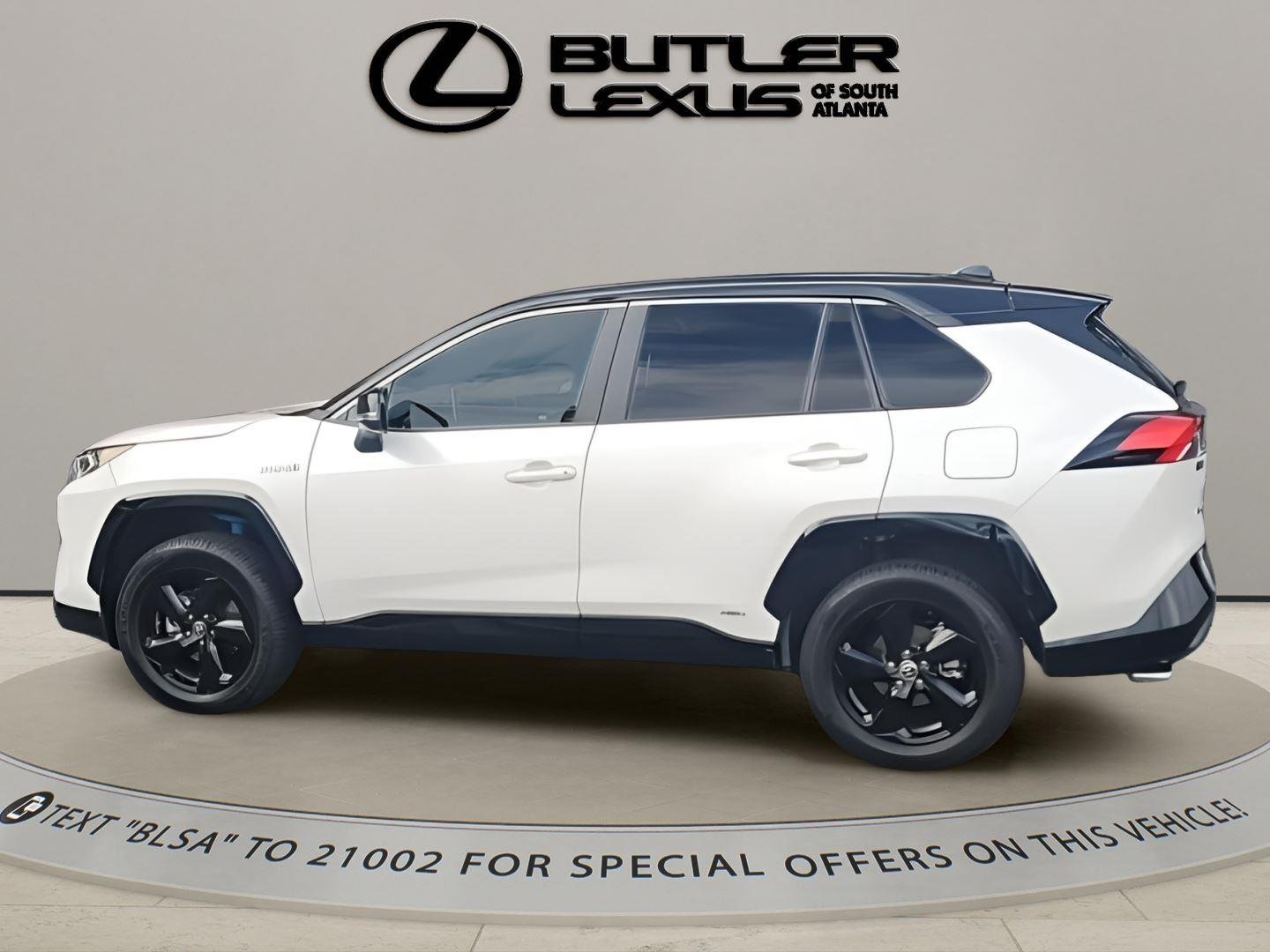 Used 2021 Blizzard Pearl w/Midnight Black Metallic Roof Toyota XSE image 3