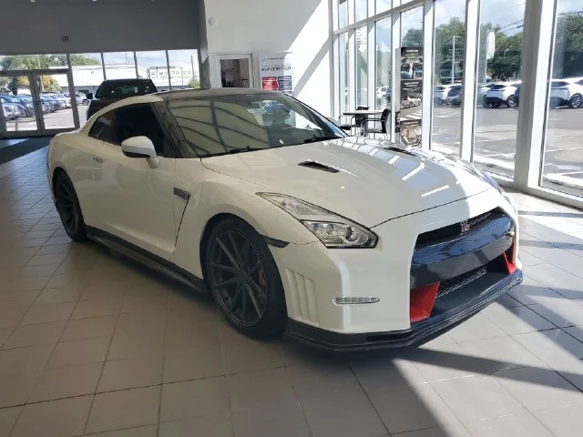 Used 2014 White Nissan Track Edition image 31
