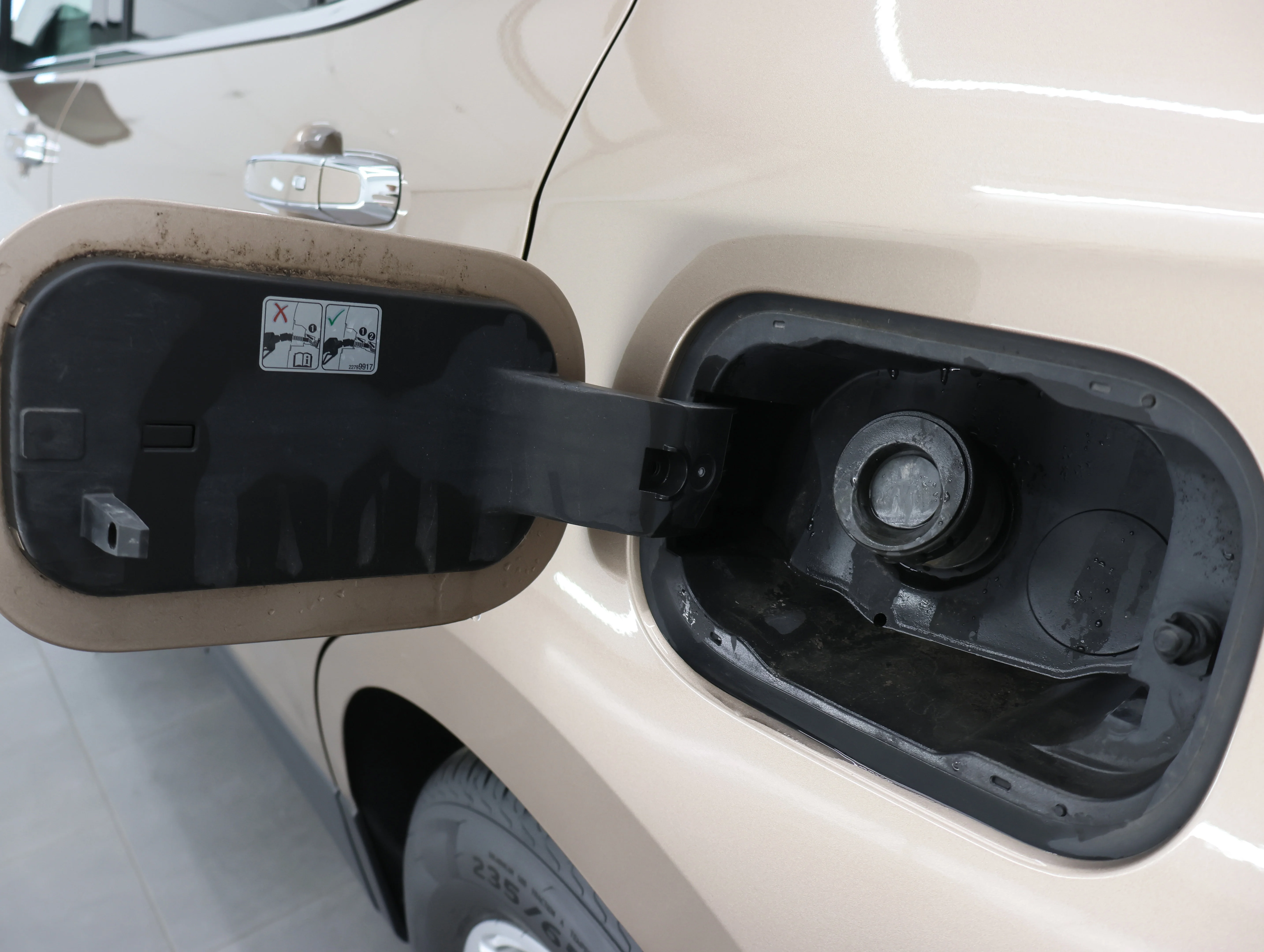 Used 2018 Sandy Ridge Metallic Chevrolet Premier image 32