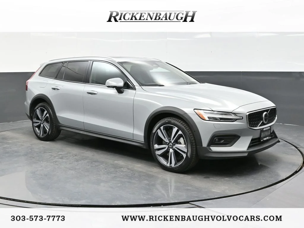 2025 Volvo V60 Cross Country B5 Plus AWD's photo