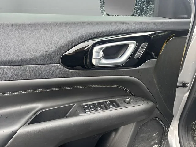 Used 2023 Silver Jeep Limited image 9