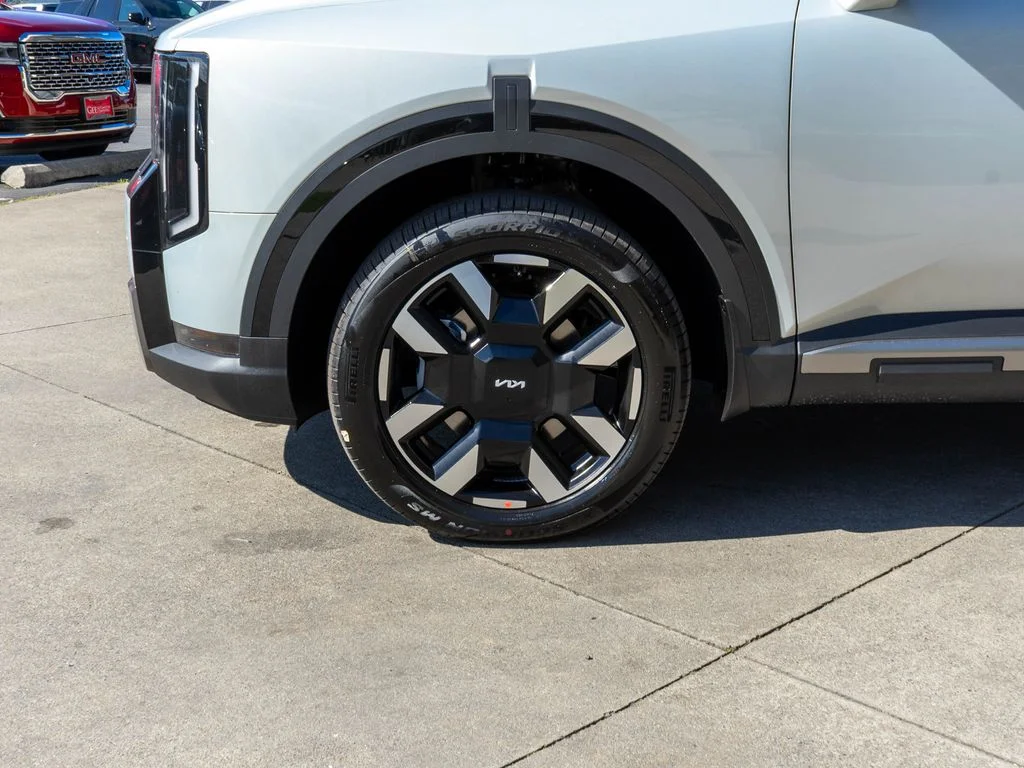 New 2027 Ivory Silver Kia S image 32