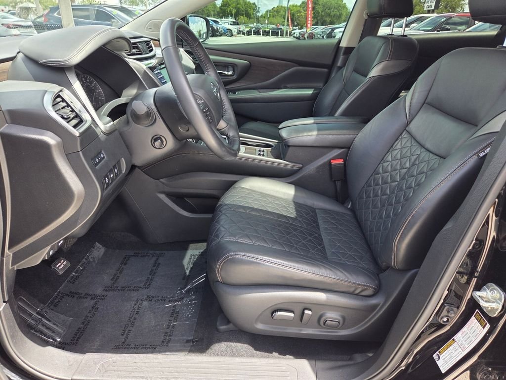 Used 2022 Black Nissan Platinum image 4
