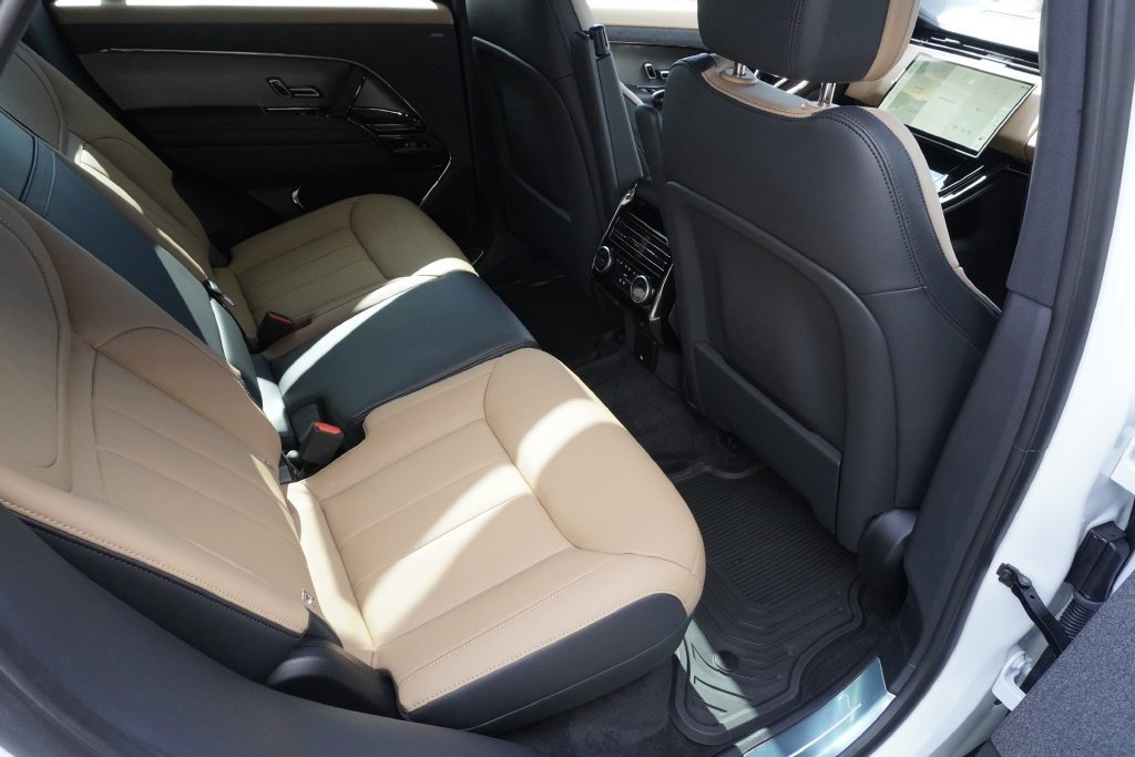 New 2026 Fuji White LAND ROVER Dynamic SE image 26