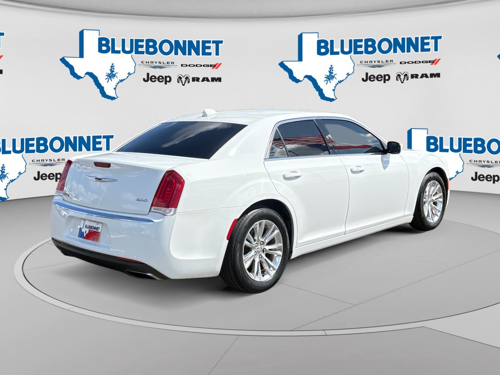 Used 2018 Bright White Clearcoat Chrysler Touring L image 5