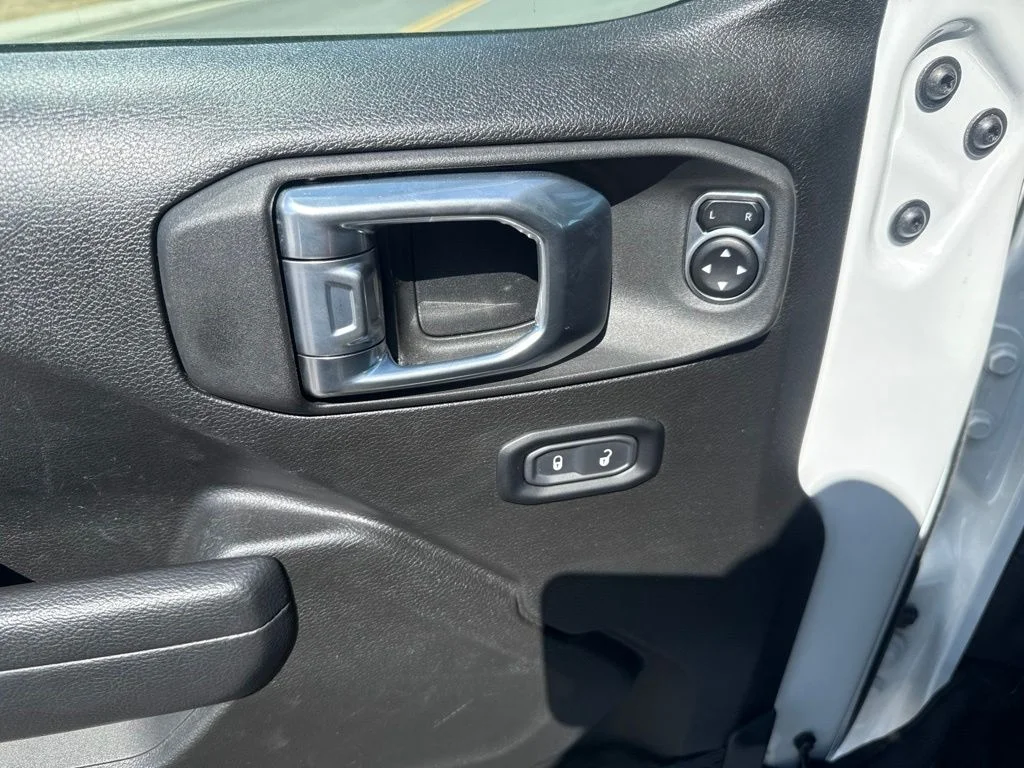 Used 2025 White Jeep Sport S image 12