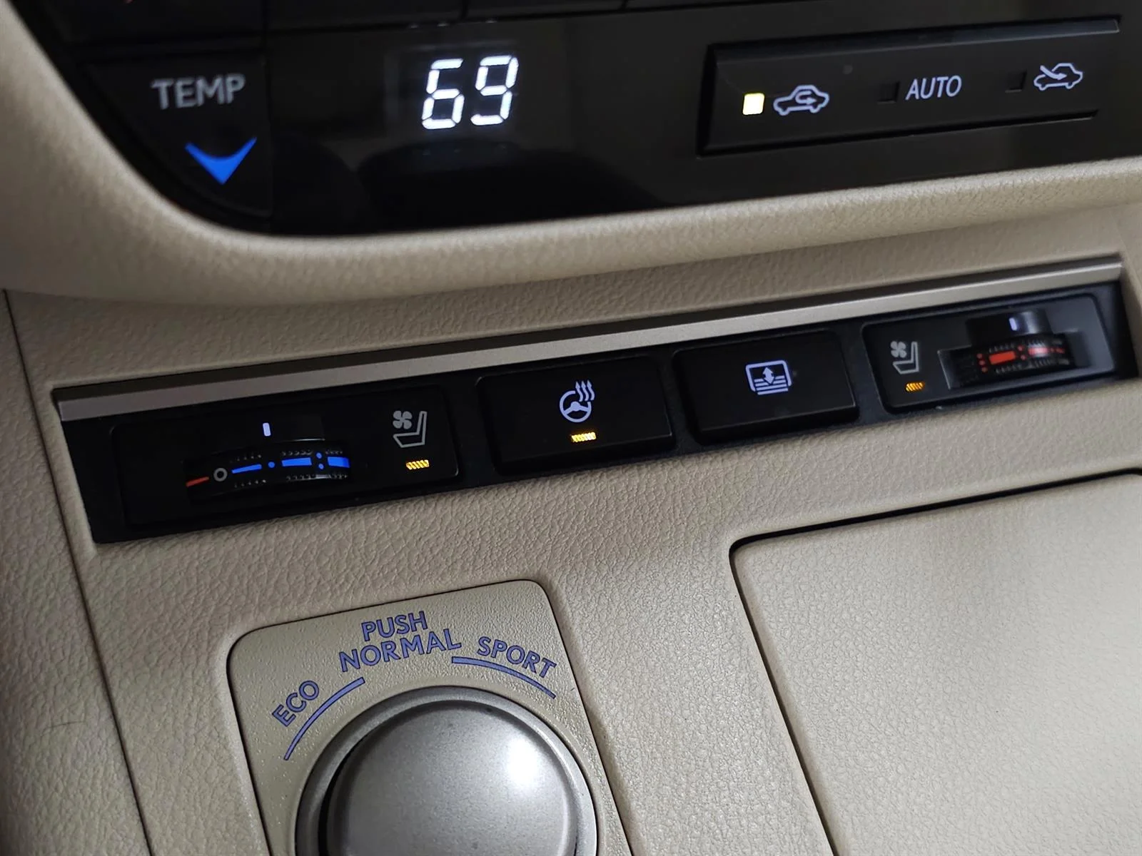 Used 2014 White Lexus  image 26
