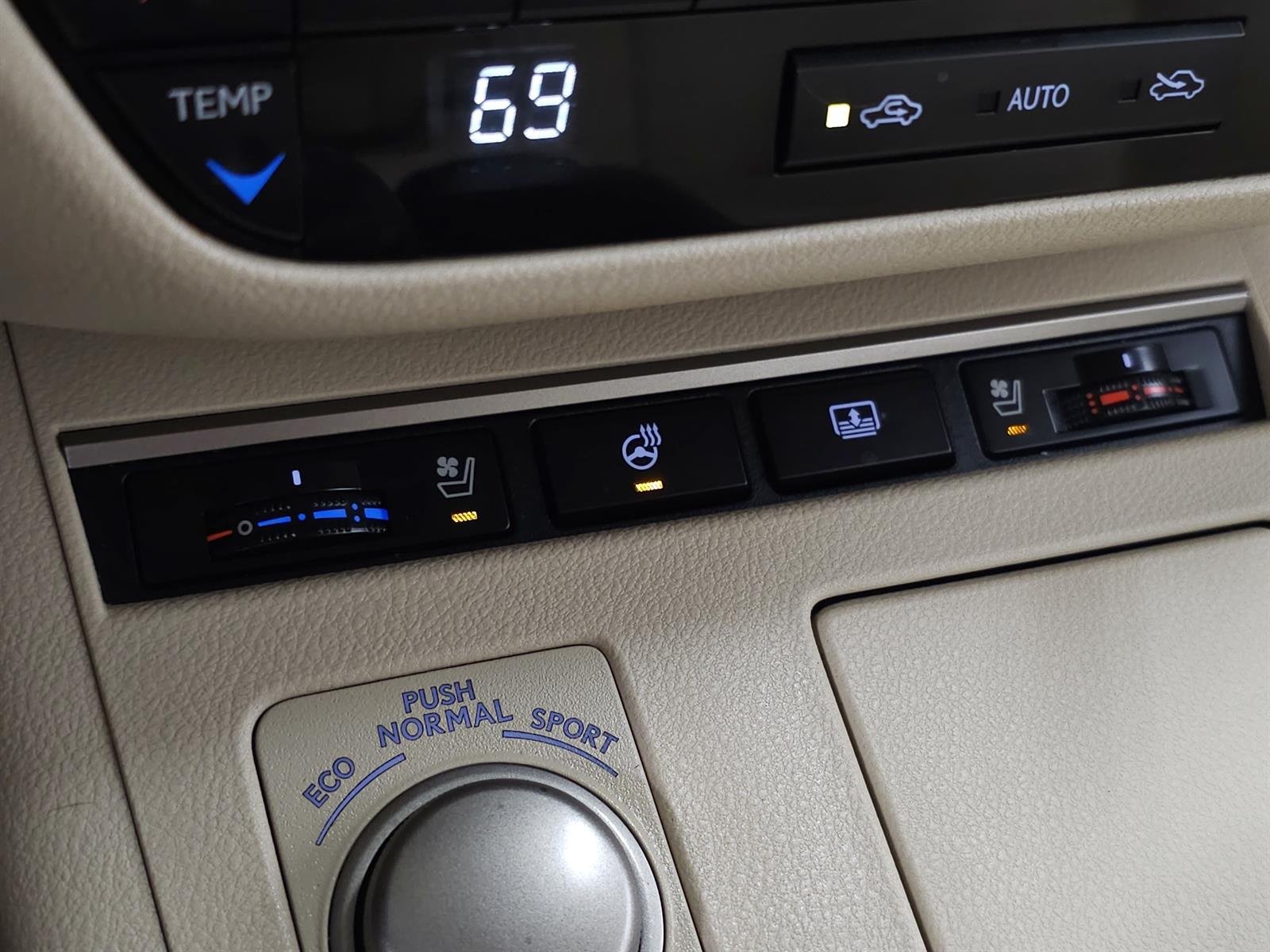 Used 2014 White Lexus  image 26