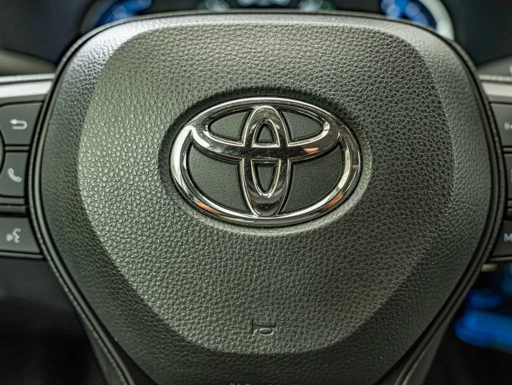 Used 2025 Ice Toyota LE image 21