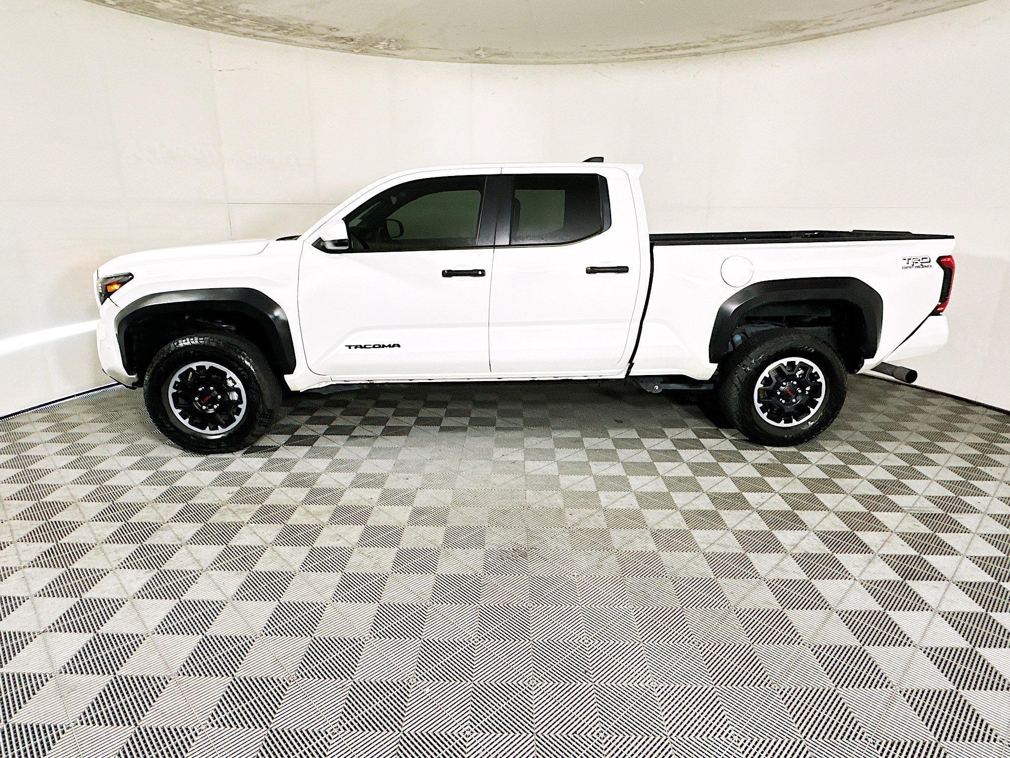 2024 Toyota Tacoma thumbnail 8