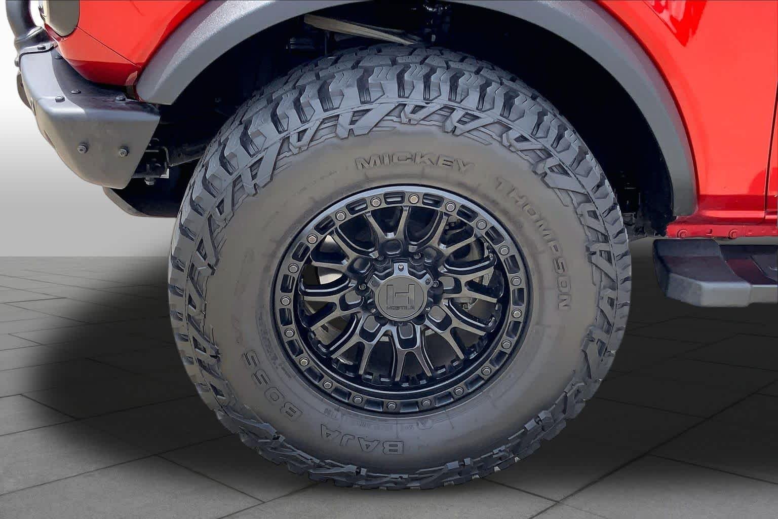Used 2023 Hot Pepper Red Tinted Clearcoat Ford Wildtrak image 10