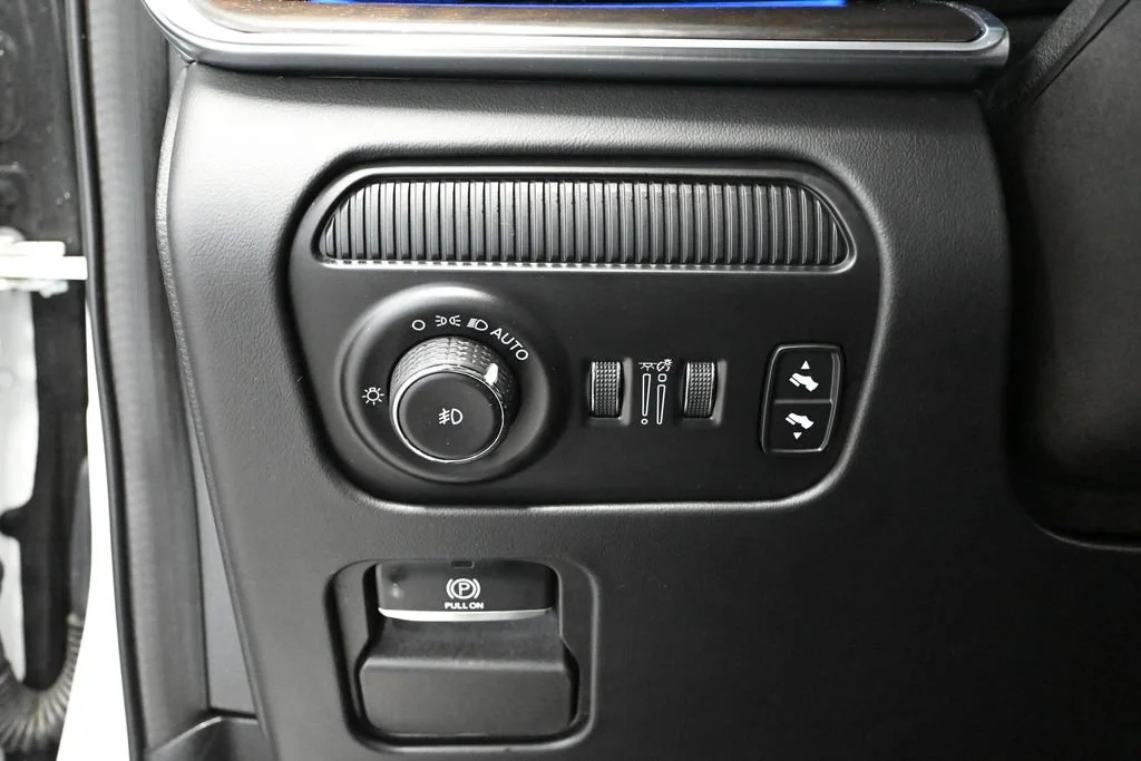 Used 2022 White Jeep Series II image 25