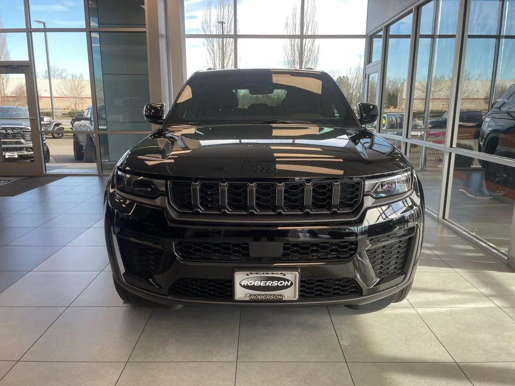 New 2026 Diamond Black Crystal Pearl-Coat Exterior Paint Jeep Altitude image 7