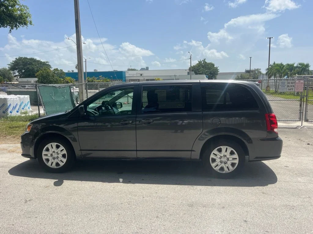 Used 2018 Granite Crystal Metallic Clearcoat Dodge SE image 4