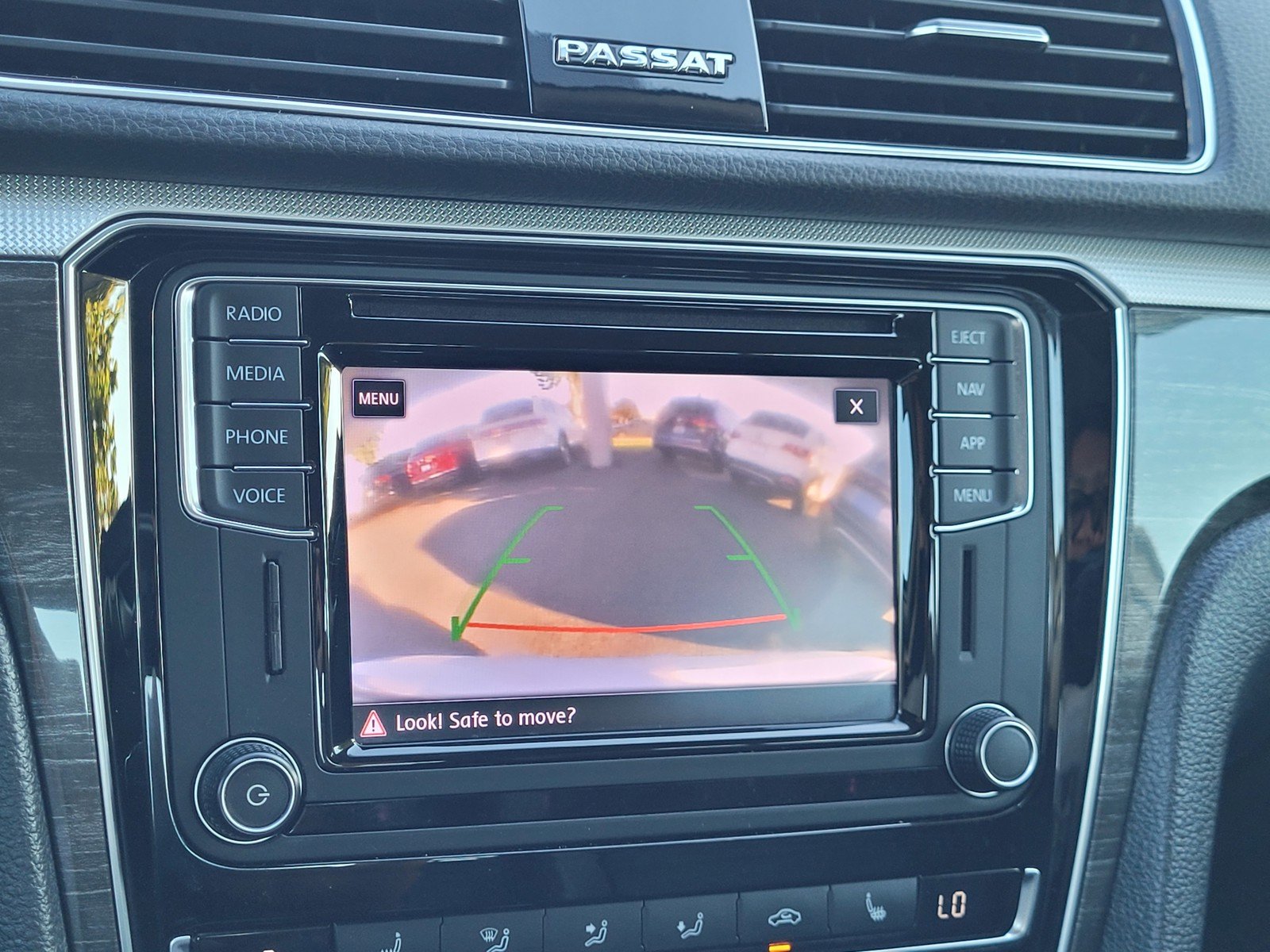Used 2018 White Volkswagen 2.0T SE w/Technology image 10