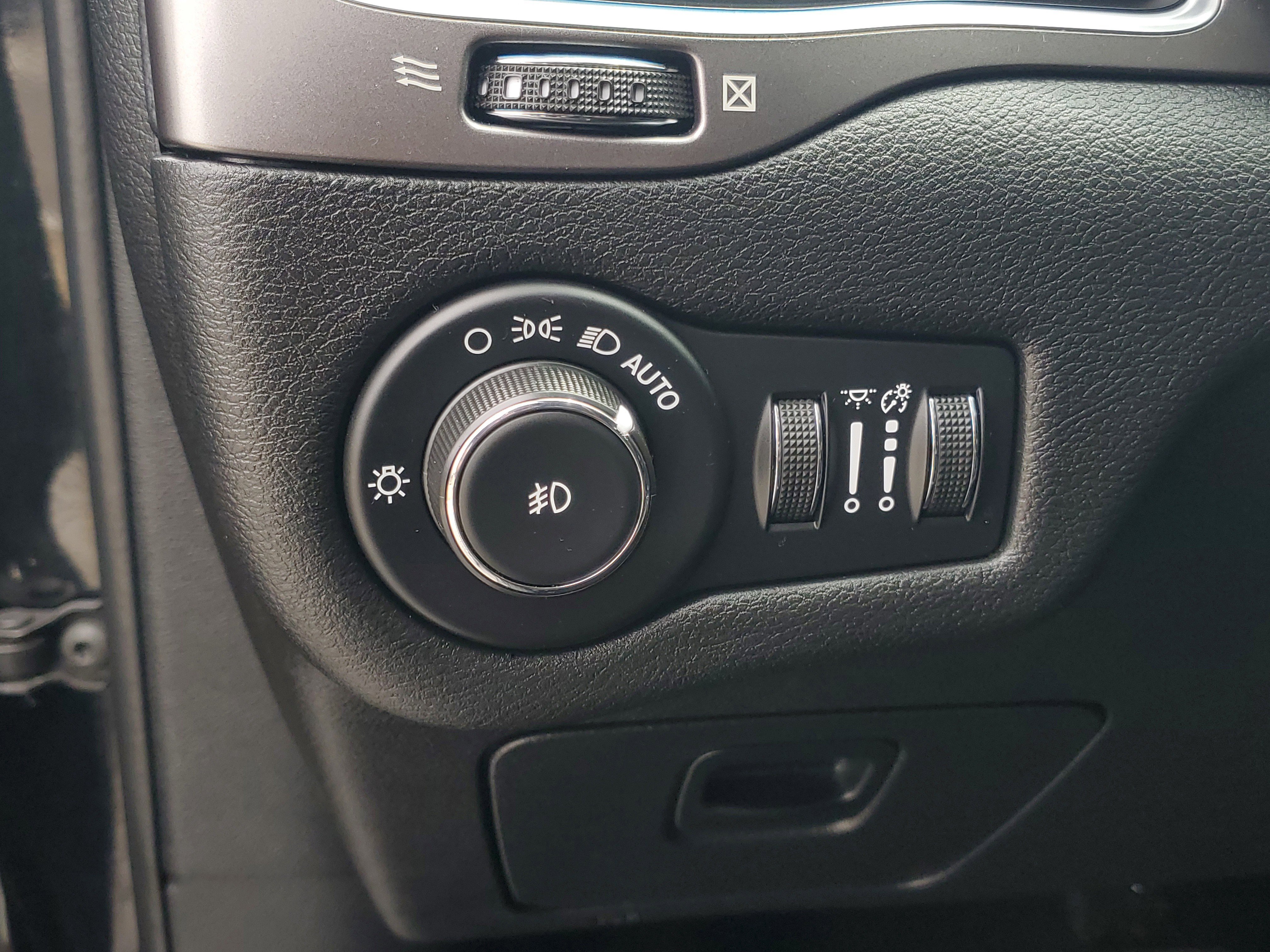 Used 2020 Diamond Black Crystal Pearlcoat Jeep Latitude Plus image 17