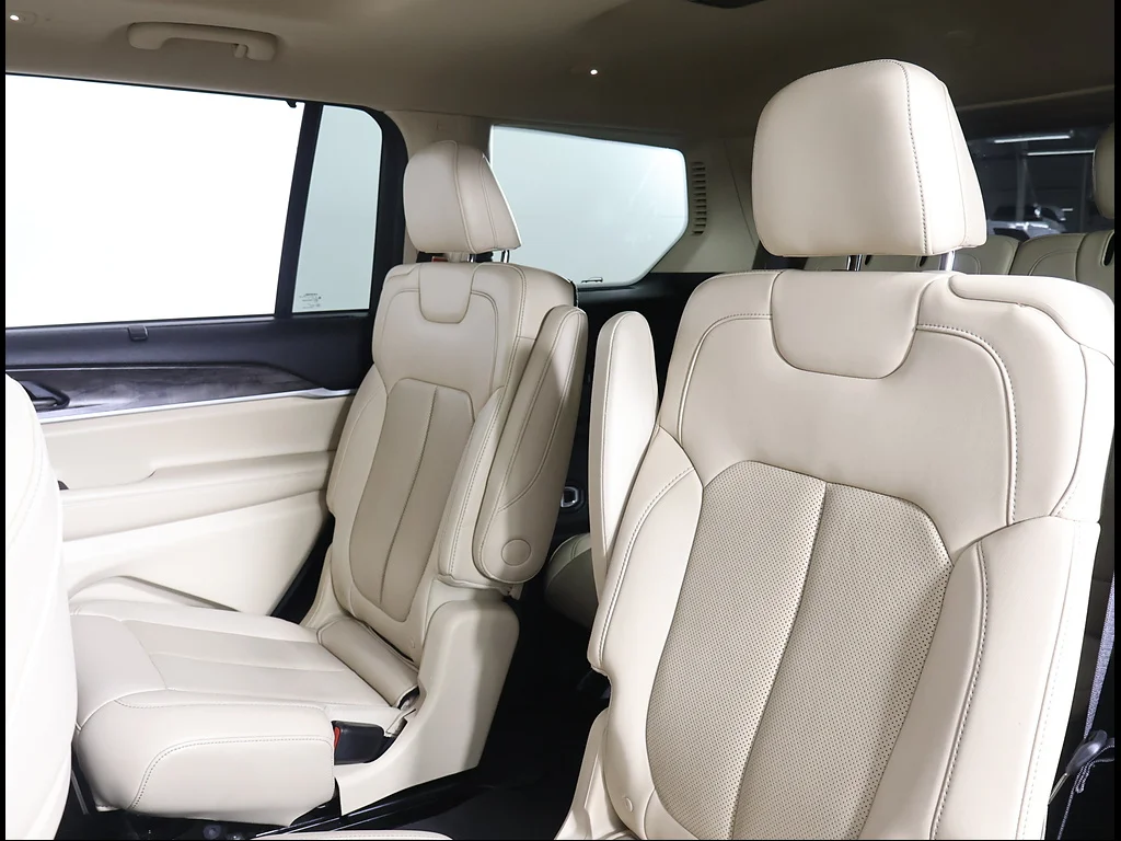 Used 2022 Velvet Red Pearl Coat Jeep Limited image 10