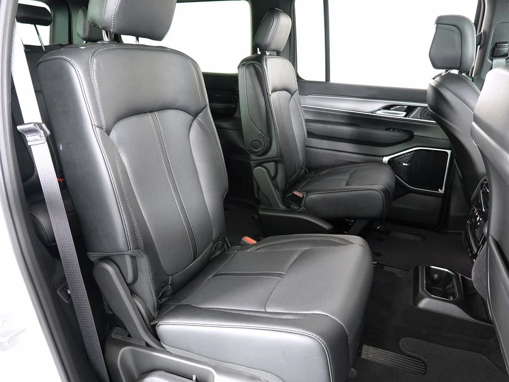 New 2026 Bright White Clear-Coat Exterior Paint Jeep Limited Altitude image 20