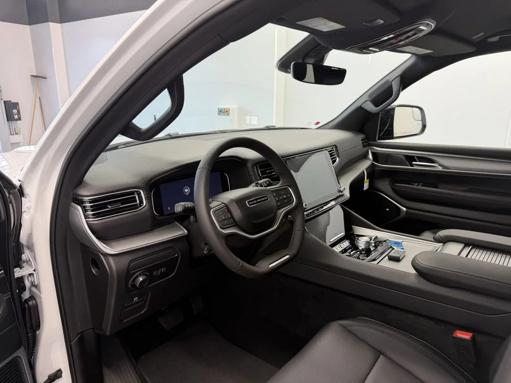 New 2026 Bright White Clear-Coat Exterior Paint Jeep Limited Altitude image 26
