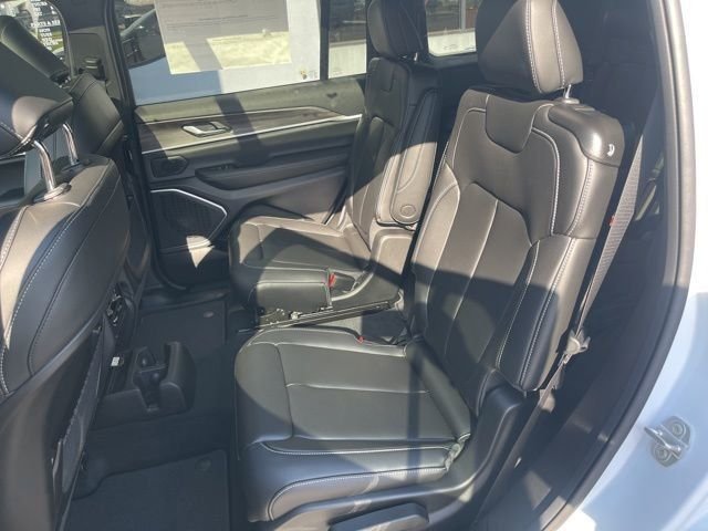 New 2026 Bright White Clear-Coat Exterior Paint Jeep Limited image 11