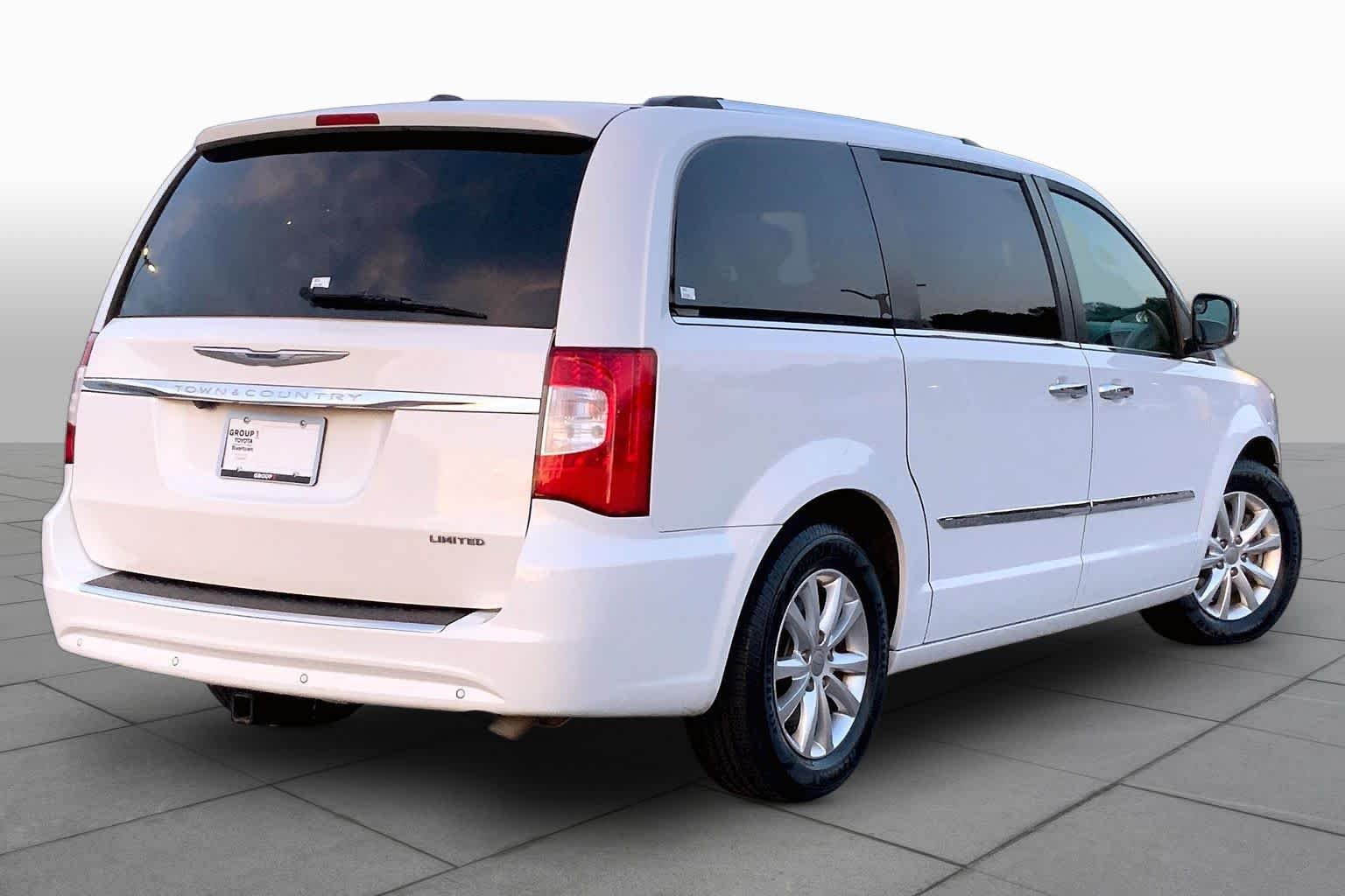 Used 2016 Bright White Clearcoat Chrysler Limited Platinum image 12
