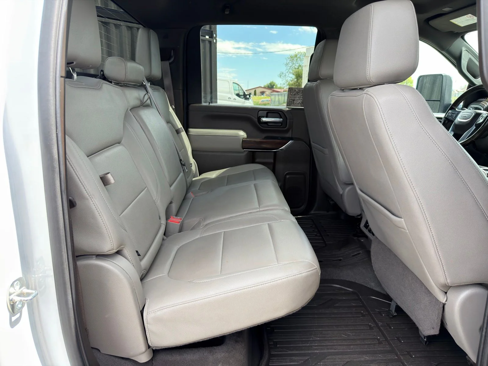 Used 2023 White GMC SLT image 35
